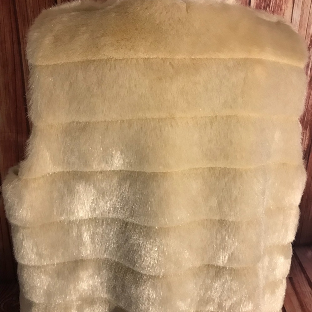 New York and Company faux fur beige vest medium - Picture 8 of 8